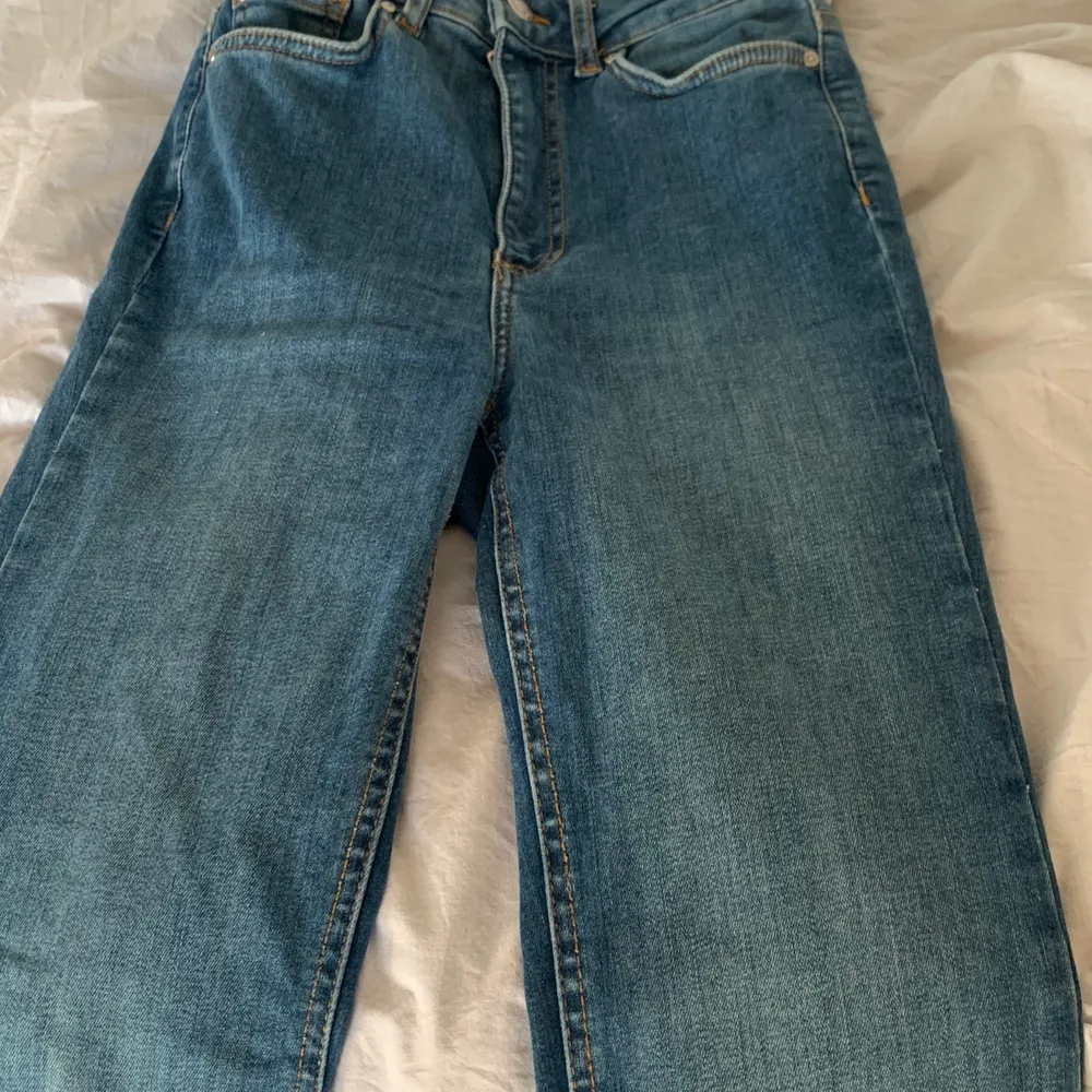 Helt nya bootcut jeans från Cubus, sitter och formar sjukt bra, aldrig använda då dem är för långa för mig (jag är 160) köpte dem innan julen för 599kr. budgivningen avslutas nästa fredag:). Jeans & Byxor.