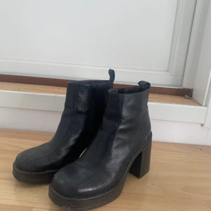 vagabond boots - Ett par svarta boots från vagabond i fint skick men med lite slitning där framme. Köptes i andrahand men har själv använt ett fåtal gånger. Vet inte riktigt hur jag ska fixa frakt för dessa så föredrar att mötas upp! skriv till mig om du vill ha fler bilder eller har några frågor :)