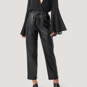 Svinsnygga skinnbyxor från Nakd Strl 36 - Sitter som en smäck och är perfekt till fest! Prislappen är kvar. Strl 36 men en som bär 34 skulle lätt kunna ha på sig dom! 