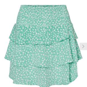 Intressekoll på denna fina kjol från vero Moda! Den har tyvärr blivit för stor för mig🥲 köpte för typ 300kr förra sommaren! Fler intresserade=bud!! Andra bilden visar färgen bäst! Skriv för fler bilder! Storlek M  bud på 220kr + frakt!!