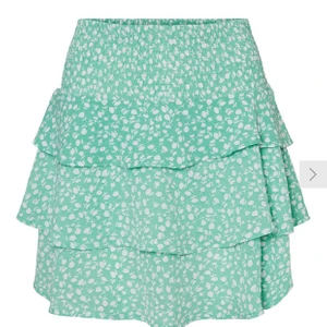 Volang kjol  - Intressekoll på denna fina kjol från vero Moda! Den har tyvärr blivit för stor för mig🥲 köpte för typ 300kr förra sommaren! Fler intresserade=bud!! Andra bilden visar färgen bäst! Skriv för fler bilder! Storlek M  bud på 220kr + frakt!!