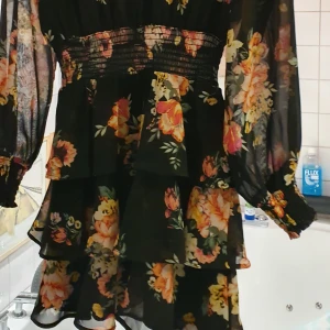 Vologoto klänning  - Säljer min volong klänning som är utsåld I mycket bra skick och perfect till summer.anvandade 2 dager Passar s_ L eftersom den stretcher. Finns fler bilder 