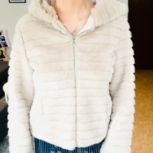 Fake- Pälsjacka - Storlek S - fin kvalitet. Från Flash! 