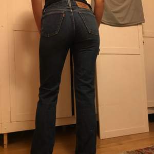 Snygga raka Jeans köpta second hand! Säljer pga att jag har flera likande jeans! 👌🏻 