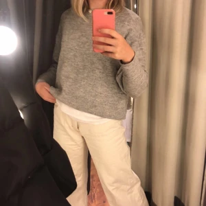 Stickad collagetröja - Jättefin tröja i grått stickat material