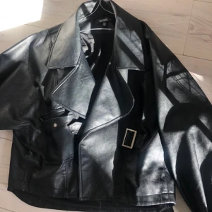 Oversized skinnjacka - Oversized skinnjacka från Missguided i storlek 34. Knappt använd. Sitter jättebra och passar till allt.