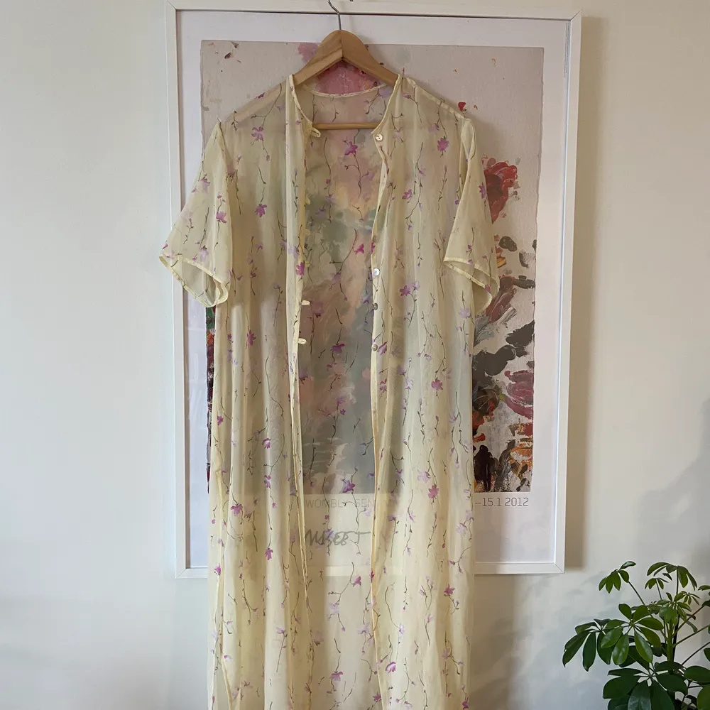 Supersöt vintage blus/kimono att ha till det mesta 🌷. Blusar.