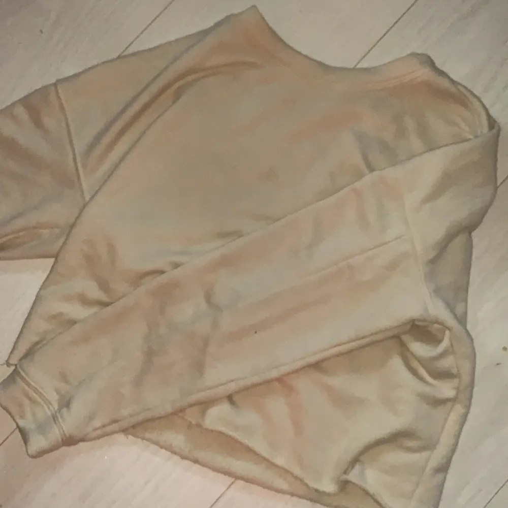 Den är super skön och snygg men ganska basic. Använder den inte. . Neuletakit & Villapaidat.