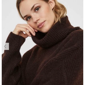 Brun stickad tröja - Säljer denna bruna stickade tröjan då den var lite stor på mig. Använd ca 3 gånger så den är som ny. Köpt från Vero Moda och den är i storlek M. Köparen står för frakten💕