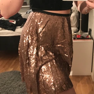 paljettkjol från bikbok - aldrig använd, jättefin champagne/rosé färgad paljettkjol, kommer inte till användning 🤍 nypris 299:- säljer för 50:-