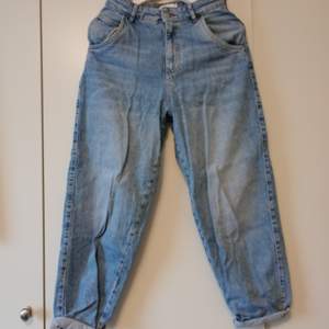Ett par ljusblå mom jeans från HM i storlek 36. I nyskick. 