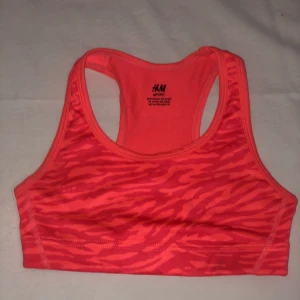 Sport-bh , strl 158 (xxs) - Zebra mönstrad sport-bh från h&m i skönt material. Strl 158 (xxs). Använd få ggr. Lite tjockare material och därav väldigt täckande. 40kr + frakt