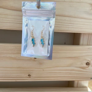 Bixt örhängen - Blixt örhängen i blå, vit och rosa, 39kr st