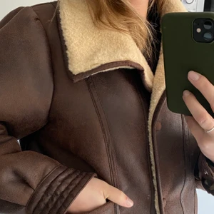 Retroinspirerad ”skinn”jacka NY - HELT NY jacka skinneffekt från Mango inköpt i vintras för 1199kr, Stl M, ej använd bara provad. Jättefin med lite puff vid axlar🌷🌷