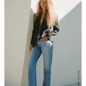 Zara jeans  - Säljer dessa super populära helt slutsålda jeans från zara. ”Jeans mid Rise straight full”. De är endast använda 1 gång då de inte riktigt passade mig, så de är som nya. Skriv för mer info. 