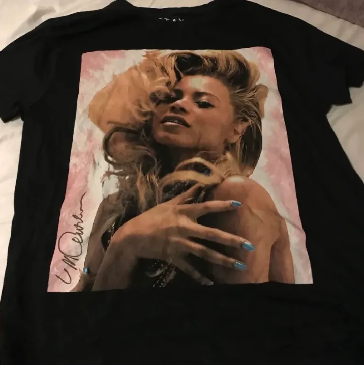 Säljer denna t-shirten med coolt tryck på Beyonce! Vintage känsla på de hela!:) skriv vid intresse! Sitter lite oversized i modellen på mig som är en S💓🦋. T-shirts.