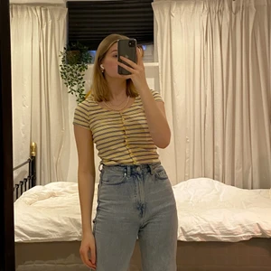 Gul MONKI t-shirt  strl XS - Söt liten t-shirt som är köpt på Monki😊 Fråga gärna om du undrar något!