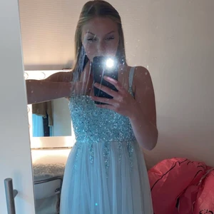 Balklänning  - Säljer min älskade balklänning. Jag är 165 cm. Använd 1 gång, vid intresse skickas fler bilder. Frakt tillkommer.