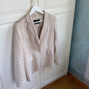 Linnekavaj från Massimo Dutti - En jättefin och trendig linnekavaj som är perfekt nu till våren! 💐 Använd ett fåtal gånger då den är lite för liten för mig och är därför i ett bra skick. Köpt för 500kr på Arkivet!