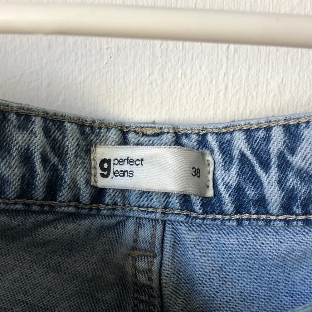 Jeans från Gina i en mom jeans passform. De är ljusblå med lite mörkare detaljer, väldigt snygga. Säljer då de tyvärr inte passar mig längre. Storlek 38 men passar xs-m beroende på vilken passform man vill ha👖. Jeans & Byxor.