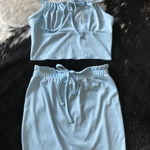 Babyblått set  - Jättegulligt babyblått set säljes pga för stor röv 😥 kjolen är alltså för kort på mig men setet passar en storlek M, stretchigt och justerbart så kan även passa S/L men var uppmärksam på att kjolen är modell kortare 😇