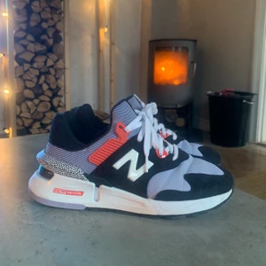 New Balance Sneakers - Fina New Balance-skor i storlek 38, sparsamt använda, finns ett litet hål i innertyget inuti skon men ingenting som varken syns eller stör. Bara att skriva för fler bilder💘 Högsta bud: 220 kr + frakt