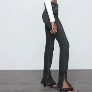 Zara split jeans  - Super snygga gråa jeans med slit från Zara💓 Helt oanvända och säljer då jag köpte två par och returnerade inte i tid✨  SLUTSÅLDA ONLINE. Buda i kommentarerna.  Säljer endast till rimligt pris