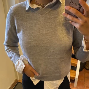 Vintage sweatshirt  - Sweatshirt från märket Trend som är köpt secondhand för några år sedan! Gjord i ull, v-ringad krage och passar så bra med en skjorta under. Hittar ingen storlek men skulle säga att den är en XS-S! Frakten ingår inte i priset.