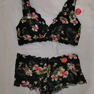 NYTT underkläder set  - Helt nytt set med bralette/top med uttagbar vaddering och trosor. Superfint!! Top storlek XS och trosorna storlek S. Självklart helt nytt ocu oavnävt, har lapparna kvar. Frakten är lagd som spårbart, blir billigare med vanligt porto☺️