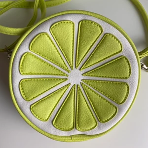 Cool väska - Väska i form av en lime, använd ett fåtal gånger, fri frakt✨