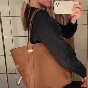 Brun väska - Superfin rymlig brun väska. Frakt tillkommer (50kr)