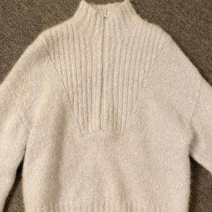 Weekday stickad tröja - Jättefin tröja i ljusblått från Weekday🥺🤍 Finns ett litet hål på baksidan som knappt syns, annars i väldigt bra skick. Köpt för 500kr. Skriv om du är intresserad eller vid fler frågor. Frakt tillkommer (spårbar).