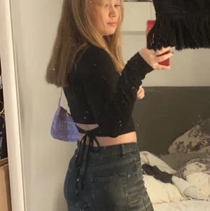 Tröja knytning bak - Sååå söt tröja med knytning i ryggen, är så fin och man kan ha den både till fest och till vardag. Säljer pga kommer till användning alldeles för lite!!💕💕💕 kan passa xs-m