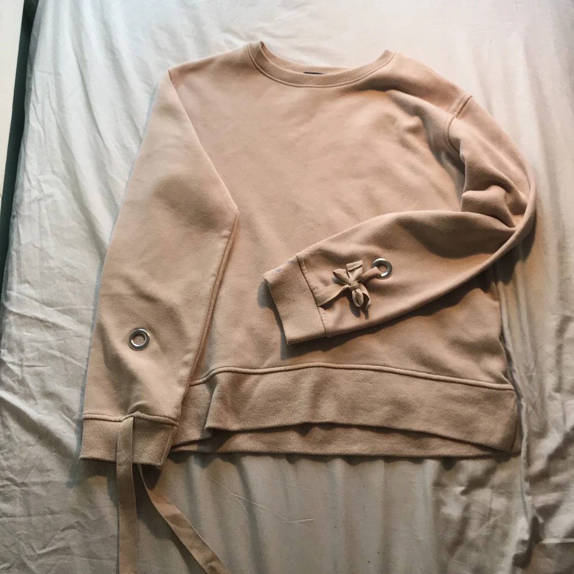 Beige sweatshirt med knytdetalj - 90