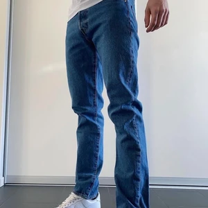 Levis jeans, blåa - Näst intill oanvända Levis byxor för ett billigt pris.