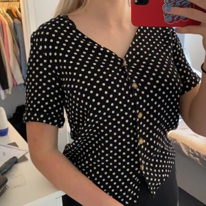 Blus - Blus med riktiga knappar. Frakt tillkommer 66kr. Strl S. Bra skick. Använd en gång