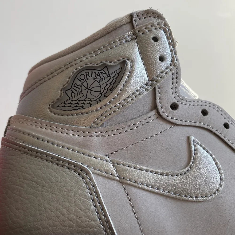 Air Jordan 1 Retro High CO Japan Neutral Gray (GS). Brand new. Size US 4.5Y/ EU 36.5. 2499kr. Meet-up in Stockholm available. No trade/exchange.. Skor.