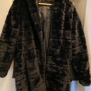 Päls jacka - Säljer denna fina päls jacka med luva, i storlek Xs/s få tal gånger använd. Finns inga fel på den. 