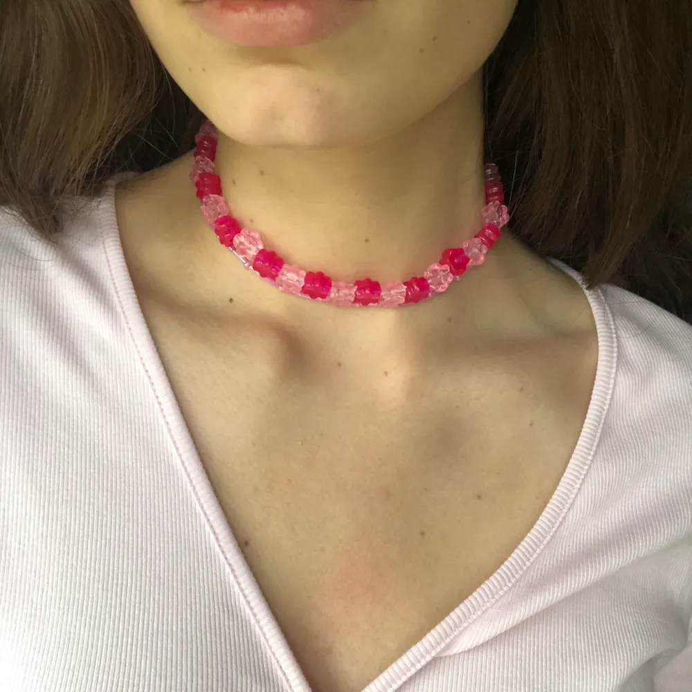 Halsband jag gjort av pärlor jag hittat secondhand, går att önska i andra färger! . Accessoarer.