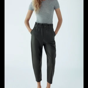 Zara skinnbyxor - Zara baggy skinnbyxor i storlek 34. Byxor är helt ny, prislapp sitter kvar. Kontakta mig för flera bilder 😊💞 Nypris - 359 kr 😊 Kolla på min profil  💞✨😊 