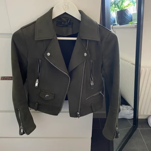 Grön mocka jacka - Grön mocka jacka från Zara i storlek xs, ganska använd men i väldigt bra skick. Mockan är fortfarande mjuk och nästan som ny. 