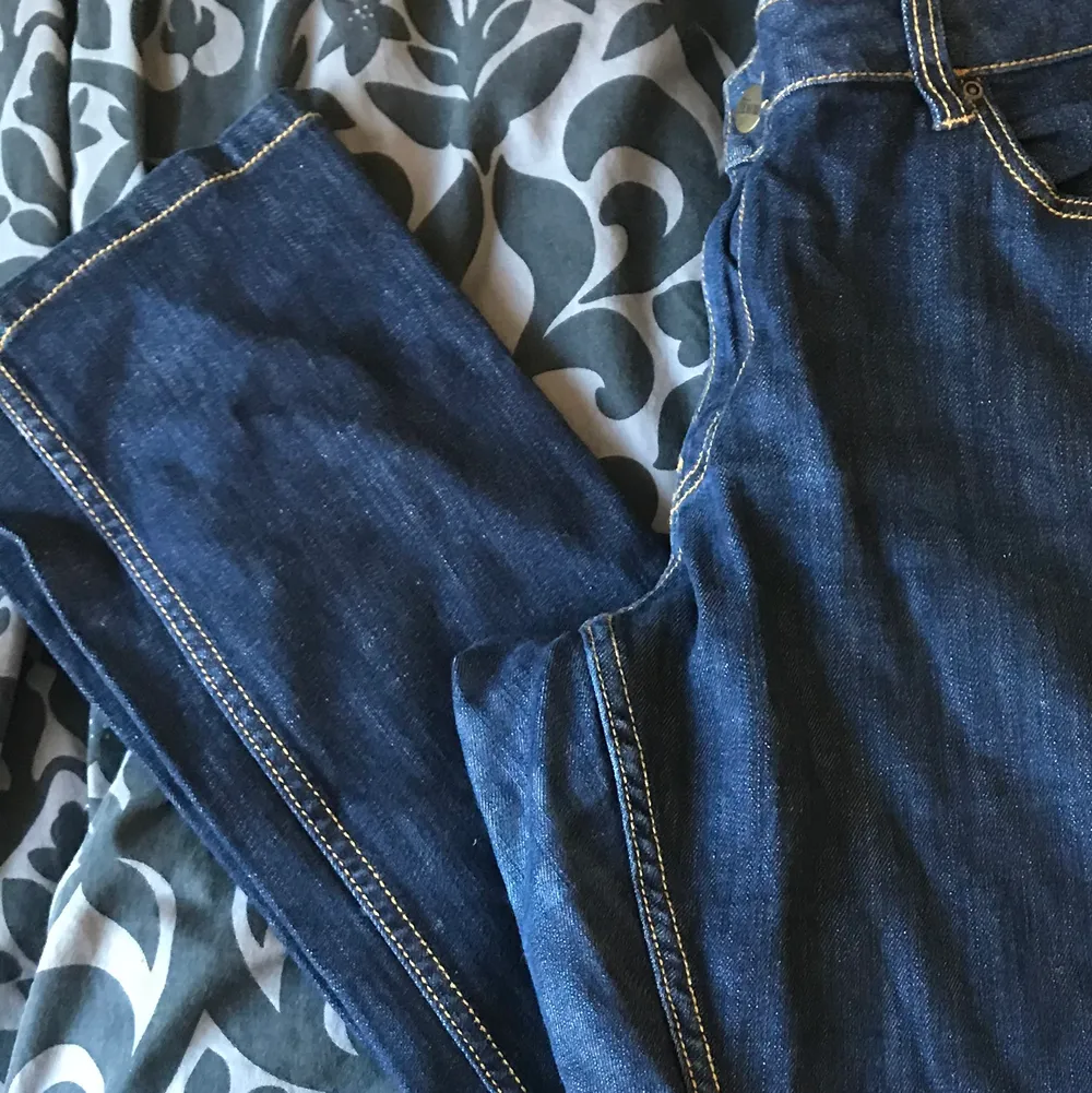 Lappen om storleken saknas men fint skick . Jeans & Byxor.
