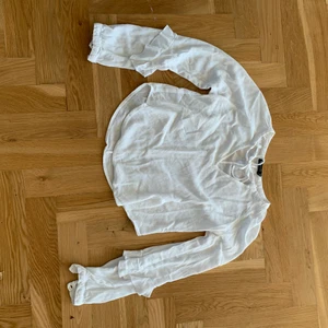 Sommarblus från berhska - Jättefin somrig blus från bershka. Tror att den är helt oanvänd då den är lite för stor för mig. Köparen står för frakt men jag kan samfrakta om man är intresserad av nåt annat av mina plagg. Kontakta mig för fler bilder.