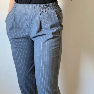 Kostymbyxa - Jättefin kostymbyxa som har legat i garderoben lite för länge. Den har silvriga detaljer som man kan se på sista bilden.Materialet är jätte skönt och inte genomskinligt. Sitter väldigt bra på mig (160cm).  250kr totalt med frakt 🚚 