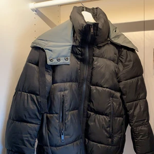 Jacka  - Snygg jacka från zara i storlek s passar även m. Säljs för 100kr💘 (köparen står för frakten)