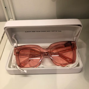 Chimi solglasögon  - Ett par solglasögon från Chimi eyewear i färgen Guava och modellen 008. Sjukt snygga och perfekta till sommaren med en liten färgtouch till outfiten! Passar tyvärr inte mitt ansikte och därav säljer jag dom. 300kr + frakt 66kr eller bud! 
