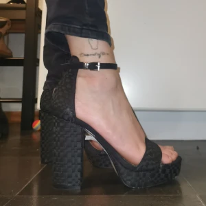 Klackar strl 37  - Skor från river island, storlek 37,endast använda inomhus korta stunder 