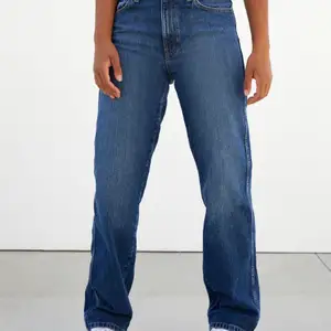 Skit coola jeans som är lite baggy nedtill och sitter mellan högt i midjan! Jättefint skick😇😇 dom är lite lösa på mig som är S så skulle säga att dom skulle passa perfekt på en M! 