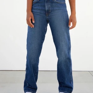 Calvin Klein jeans  - Skit coola jeans som är lite baggy nedtill och sitter mellan högt i midjan! Jättefint skick😇😇 dom är lite lösa på mig som är S så skulle säga att dom skulle passa perfekt på en M! 