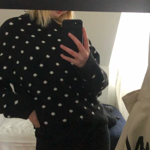 Prickig tröja - Stickad prickig tröja💕 säljer då den ej kommer till användning, använd max 5 gånger💓